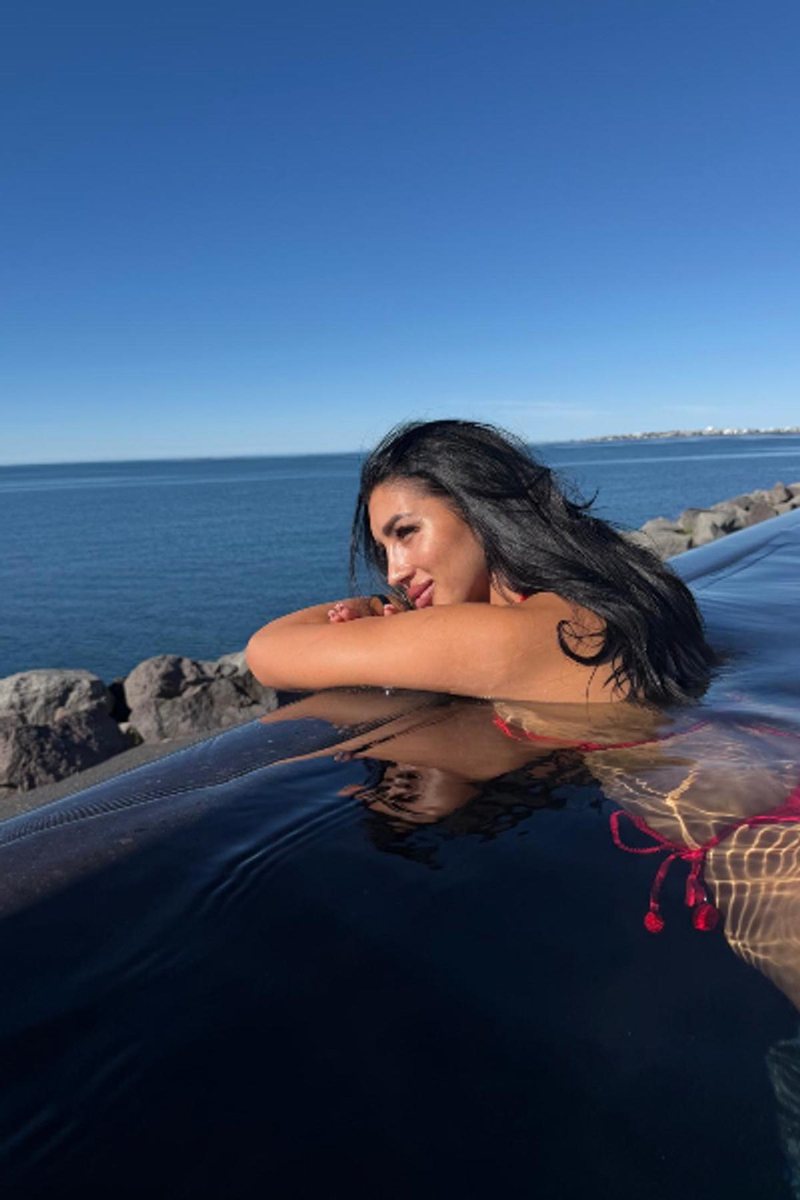 Sonia, stylish Italian beauty in Akureyri