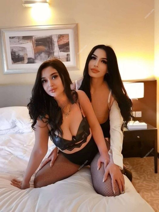 Mary and Marta, brunette duo in Reykjavík