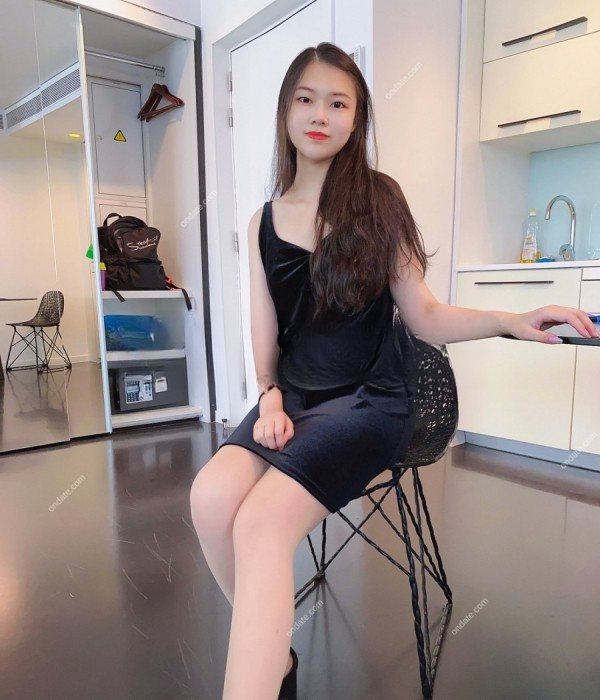 Nora, delicate Chinese beauty in Reykjavík