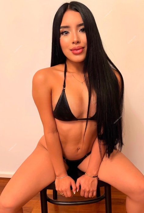 escort Emily, elegant Colombian companion in Reykjavík - Reykjavík 2