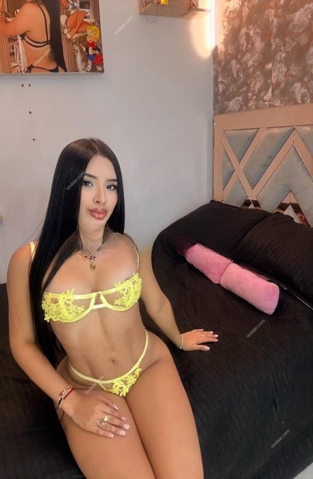 escort Emily, elegant Colombian companion in Reykjavík - Reykjavík 8